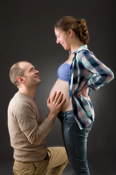 一对快乐的怀孕夫妇的画像 — 图库照片