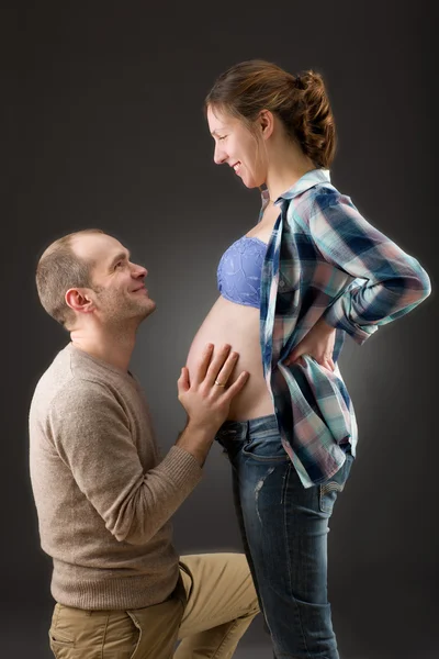 Portrait d'un couple enceinte heureux — Photo