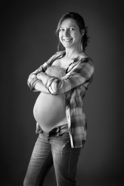 gri zemin üzerine hamile kadın