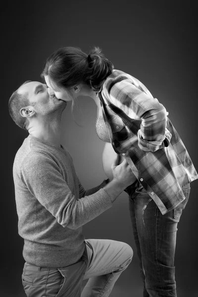 Retrato de una feliz pareja embarazada — Foto de Stock