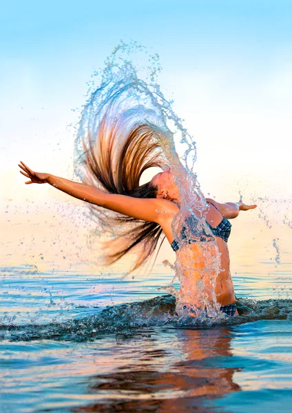Blondýnka ve vodě mávat vlasy — Stock fotografie