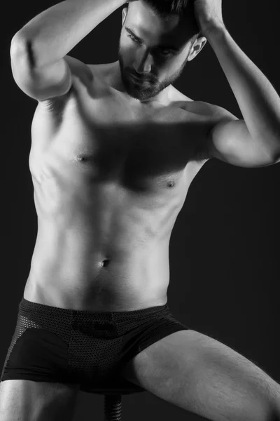 Schöner und gesunder, muskulöser junger Mann. — Stockfoto
