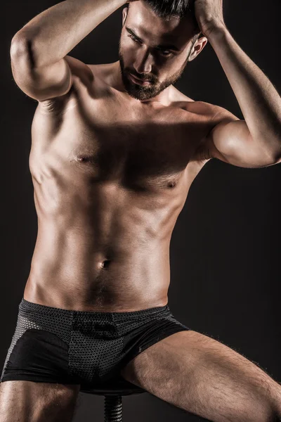 肌肉发达的年轻性感裸男 — 图库照片