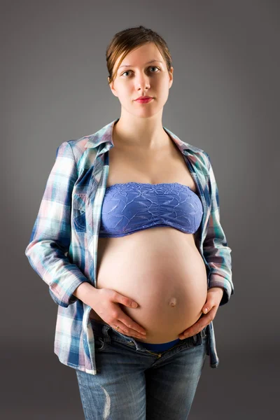 Zwanger vrouw strelen haar buik — Stockfoto