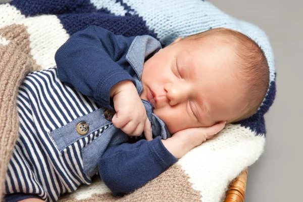 Newborn infant baby sleeping in a basket — Stock Photo, Image