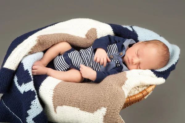 Nyfödda spädbarn baby som sover i en korg — Stockfoto