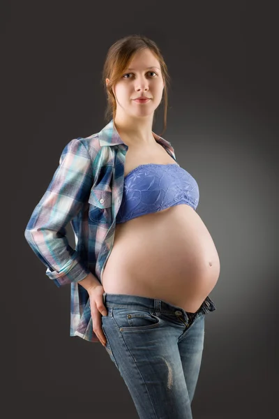 Gri zemin üzerine hamile kadın — Stok fotoğraf