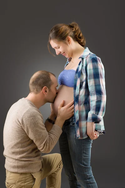 Retrato de um casal feliz grávida — Fotografia de Stock