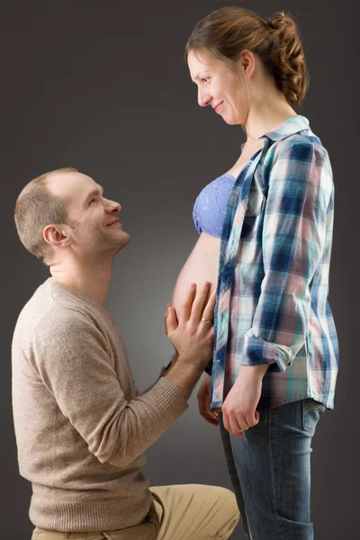 一对快乐的怀孕夫妇的画像 — 图库照片