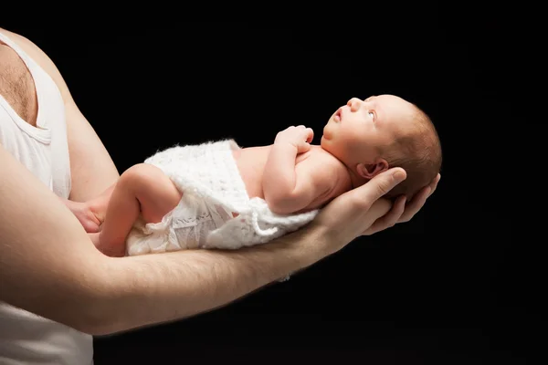 父親の手に生まれたばかりの赤ちゃんの男の子. — ストック写真