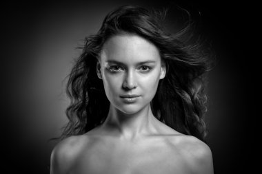 Vogue stilini şehvetli kadın fotoğrafı
