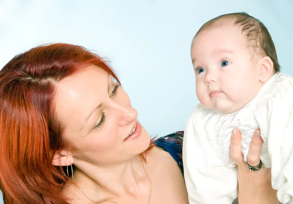 Moeder bedrijf zoete babymeisje — Stockfoto