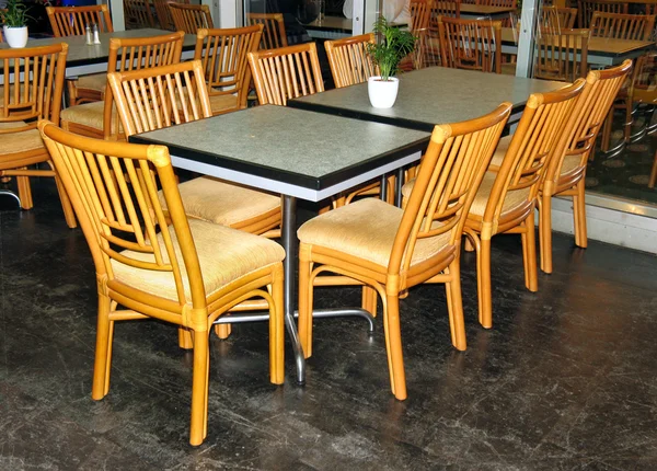 Szklany stół i krzesła drewniane — Zdjęcie stockowe