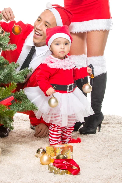 Família feliz na véspera de Natal em casa sentado perto de abeto decorado — Fotografia de Stock