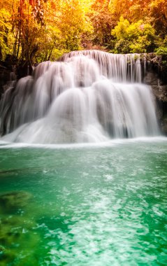 Huai mae khamin şelale içinde derin orman Milli Parkı kanjanabu