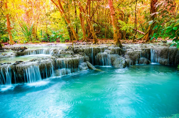 Incroyable chute d'eau en Thaïlande en forêt d'automne — Photo