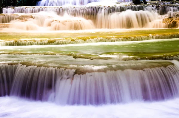 Huai Mae Khamin cachoeira em floresta profunda Parque Nacional Kanjanabu — Fotografia de Stock