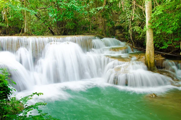 Incroyable chute d'eau en Thaïlande en forêt d'automne — Photo