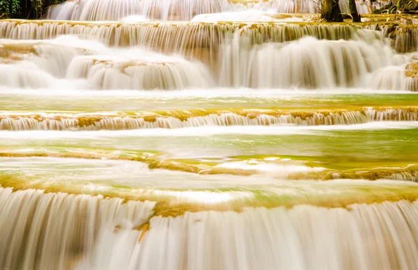 Удивительный водопад Таиланда в осеннем лесу — стоковое фото