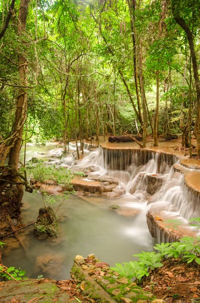 Amazing Tailândia cachoeira na floresta de outono — Fotografia de Stock
