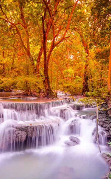 Amazing Tailândia cachoeira na floresta de outono — Fotografia de Stock