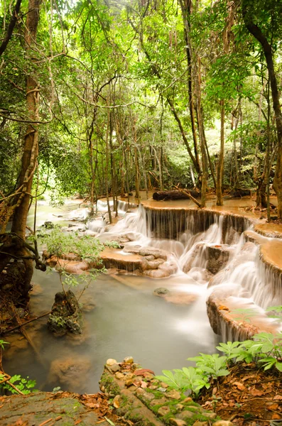 Amazing Tailândia cachoeira na floresta de outono — Fotografia de Stock