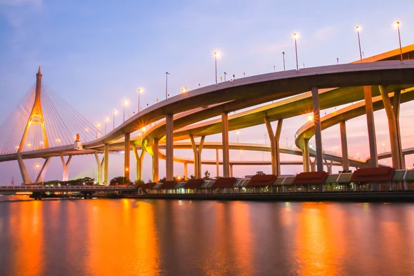 Noite Ponte Bhumibol na Tailândia — Fotografia de Stock
