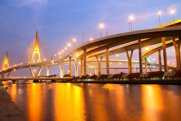 Puente nocturno de Bhumibol en Tailandia — Foto de Stock