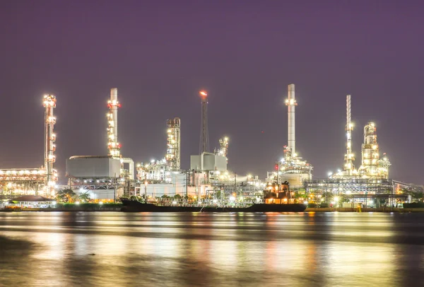 夕暮れ時の石油精製工場 — ストック写真