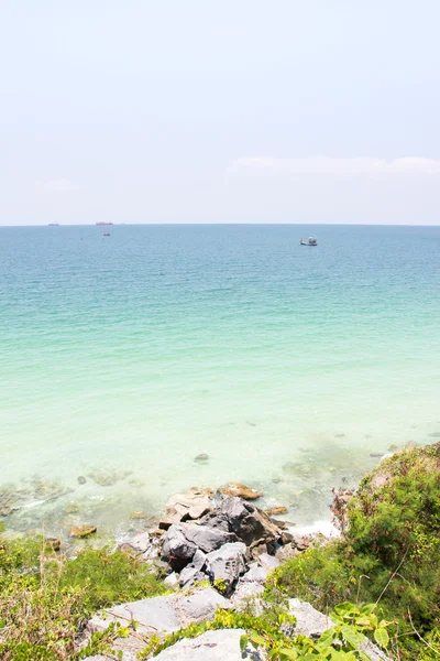 Berg und Meer auf Sichang, Wahrzeichen der Provinz Chonburi in Thailand — Stockfoto