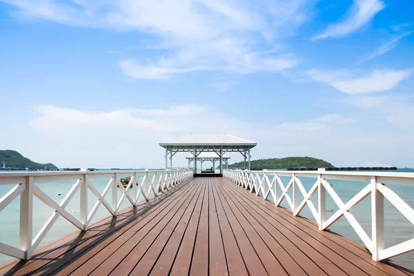 Puente de madera Atsadang en la isla de Koh Sichang en Tailandia —  Fotos de Stock
