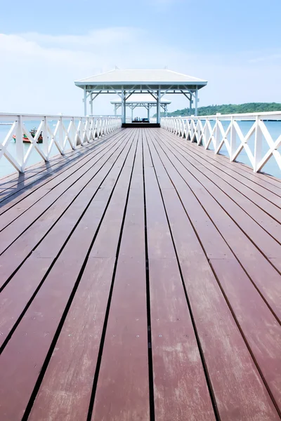 Ponte di legno di Atsadang sull'isola di Koh Sichang in Thailandia — Foto Stock