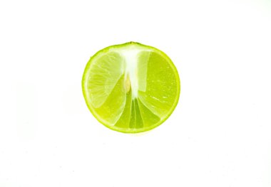 beyaz arkaplanda limon
