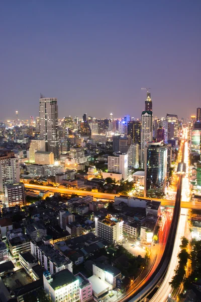 BANGKOK, THAILAND-APRIL 9 : Wonderful twilight at Sathorn in Ban — Stock Photo, Image