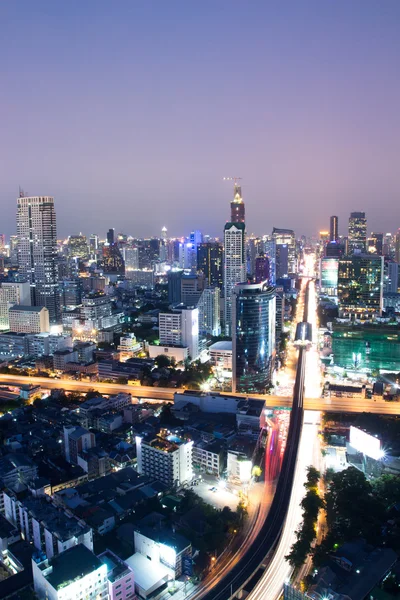 BANGKOK, THAILAND-APRIL 9 : Wonderful twilight at Sathorn in Ban — Stock Photo, Image