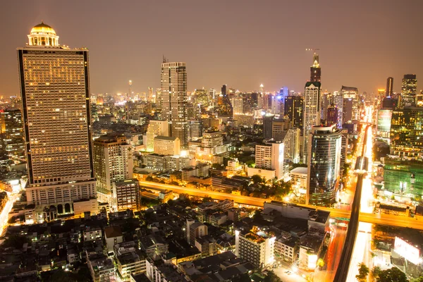 Bangkok, Thajsko-duben 9: Krásný soumrak v Sathorn v Ban — Stock fotografie