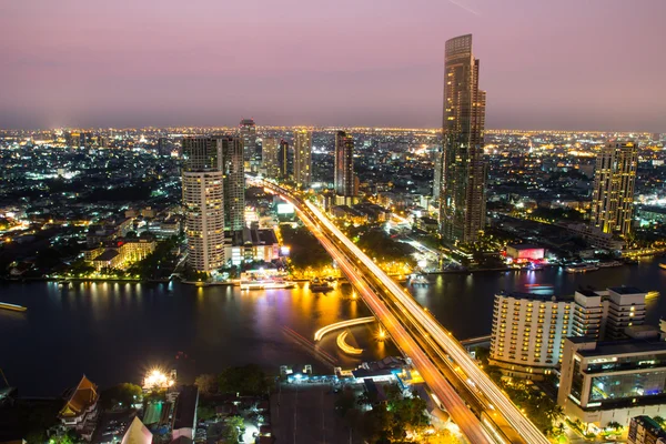 Bangkok, Thajsko-duben 9: Krásný soumrak v Sathorn v Ban — Stock fotografie