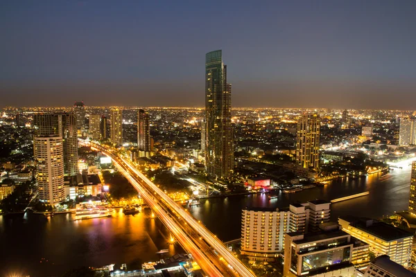 BANGKOK, TAILANDIA-ABRIL 9: Maravilloso crepúsculo en Sathorn in Ban — Foto de Stock