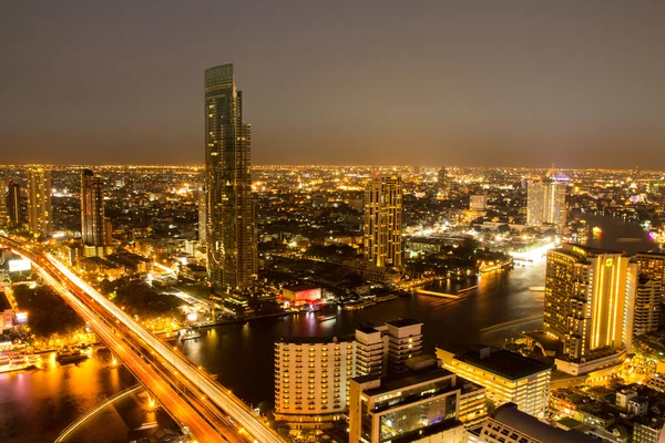 BANGKOK, TAILANDIA-ABRIL 9: Maravilloso crepúsculo en Sathorn in Ban —  Fotos de Stock