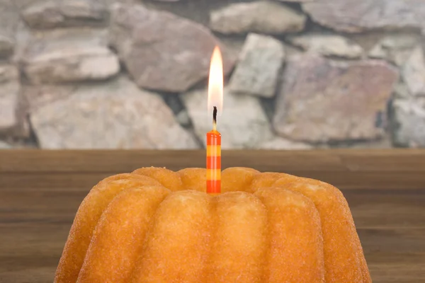 Tarta de cumpleaños con una vela encima — Foto de Stock