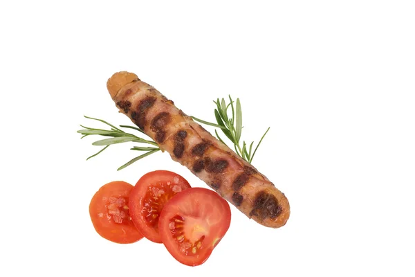 Gegrilde worst ingericht met tomaat plakjes geïsoleerd op wit — Stockfoto