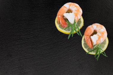 Siyah mazisi izole limon meyve iki büyük karides