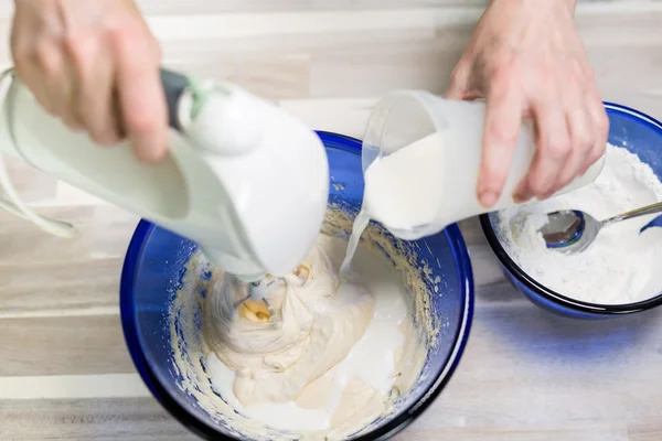 Mujer prepara una masa de waffle con un agitador . — Foto de Stock