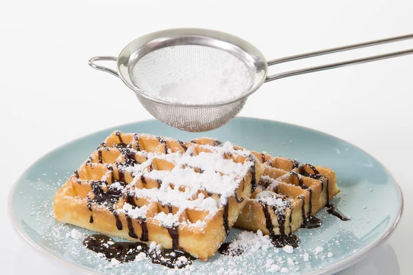 Deux gaufres au chocolat et sucre en poudre sur une assiette bleutée — Photo