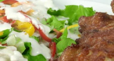 Herkesdaire oluşturacak şekilde hareket tavuk kanatlı bir taze salata tabak 4k vurdu.