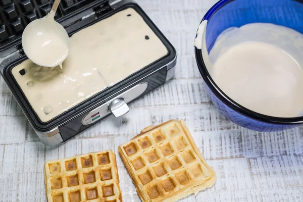 Scène de support de gaufre avec gaufrier, pâte et gaufre arrière — Photo