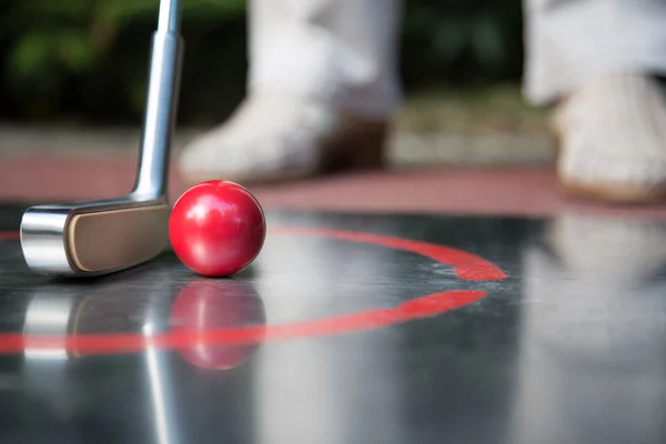 Szakmai minigolf játékos kezdi megütni a labdát. Gondolatok — Stock Fotó