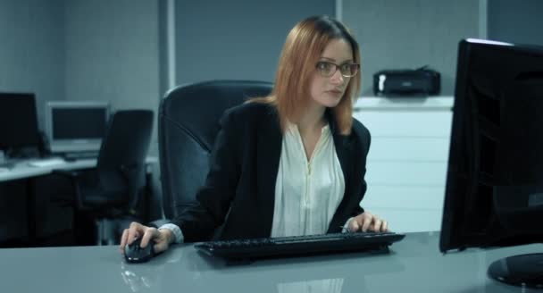 4k: Γραμματέας εργάζεται σε έναν υπολογιστή στο γραφείο της. Ξαφνικά είναι τόσο ευχαριστημένος όπως γροθιά. Φαίνεται ότι κέρδισε σε κλήρωση. — Αρχείο Βίντεο