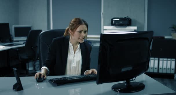 4К: Молодая женщина-менеджер анализирует отчет и обнаружила большую ошибку внутри. Она в волнении и звонит своему коллеге, чтобы прояснить ситуацию. . — стоковое видео