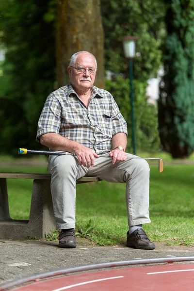 Un pensionista está esperando su oportunidad en una cancha de minigolf Fotos de stock libres de derechos